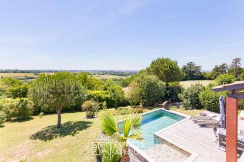 Renovated house with swimming pool in the hills above Montrabé.