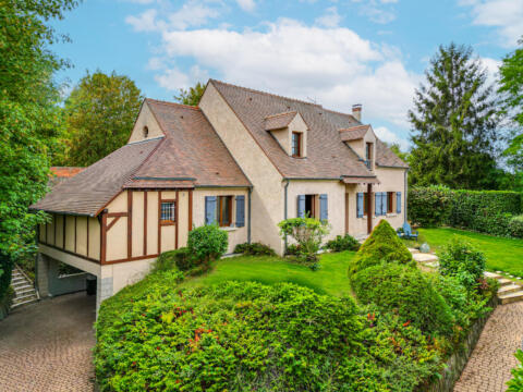 Charming house reinvented in Vétheuil with swimming pool and outbuilding