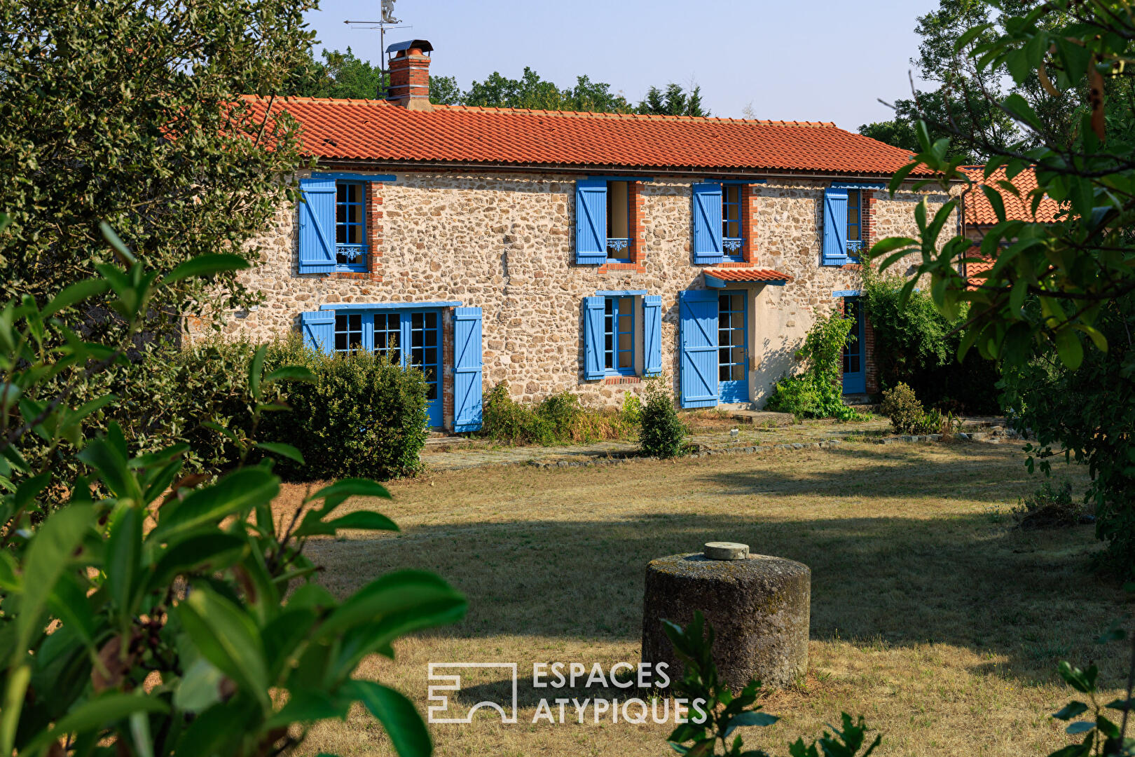 Longère de caractère et sa grange sur un domaine bucolique avec étang