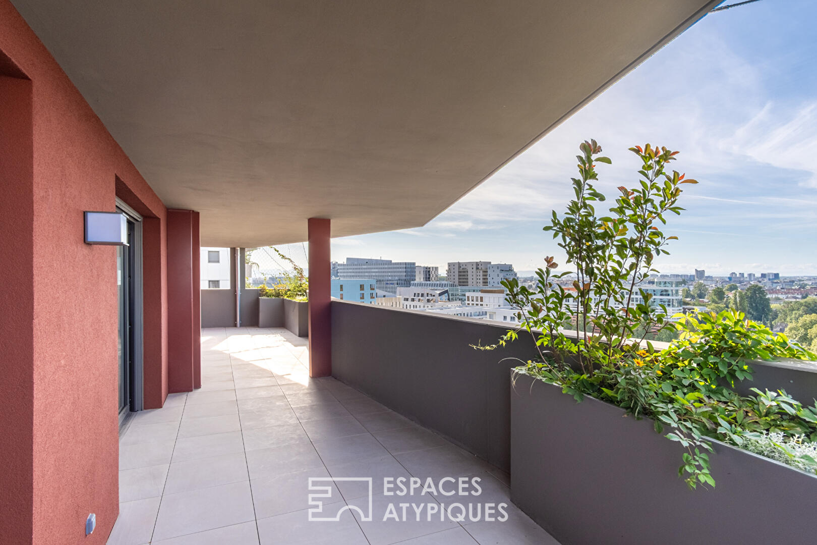 Apartment with terrace and contemplative view