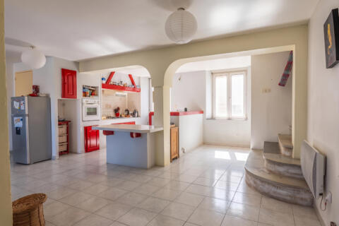 House divided into 2 units comprising a 2-room apartment and a 4-room apartment, located 5 minutes from Carcassonne