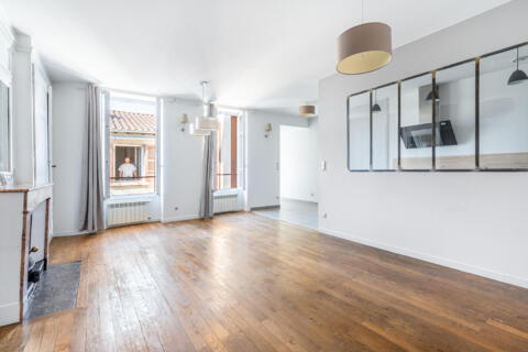 Beautiful renovated top floor apartment
