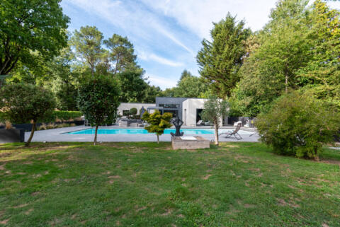 Villa familiale style californien de plain-pied avec piscine