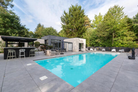 Villa familiale style californien de plain-pied avec piscine
