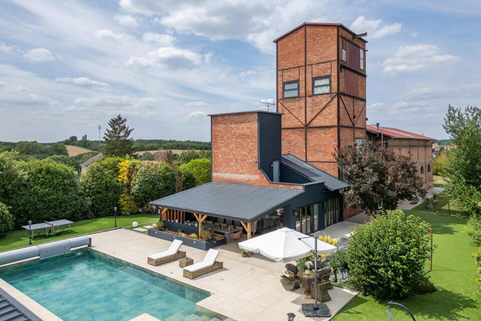 Ancienne usine réhabilitée avec dépendance et piscine