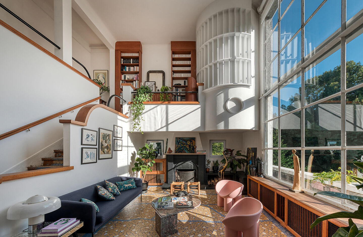 Atelier d'artiste en double hauteur avec verrière et mezzanine bibliothèque, bien atypique du marché immobilier 2026