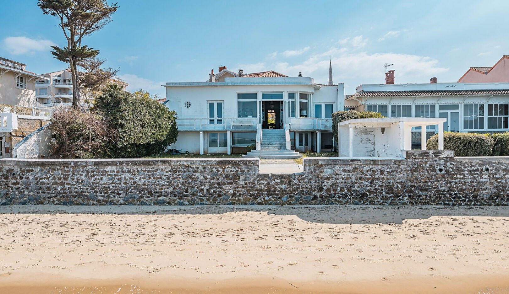 Villa Art déco blanche en première ligne face à la plage du Bassin d'Arcachon