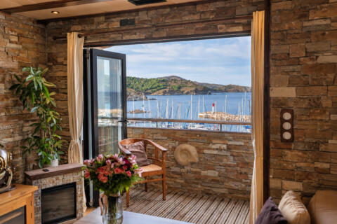 Character apartment with panoramic views over the harbour and the sea