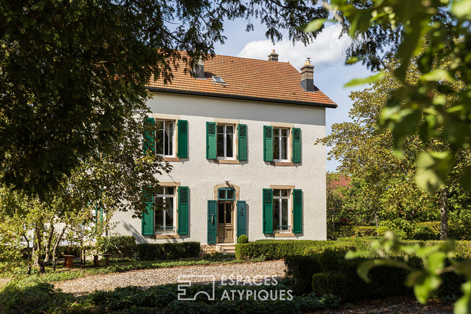 maison de maître Haute Saône Lure volets verts