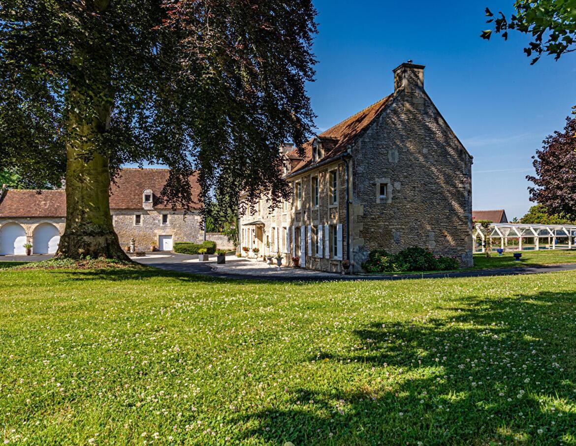 Manoir du XVIIIe siècle en pierre avec ses communs et son parc arboré dans le Calvados