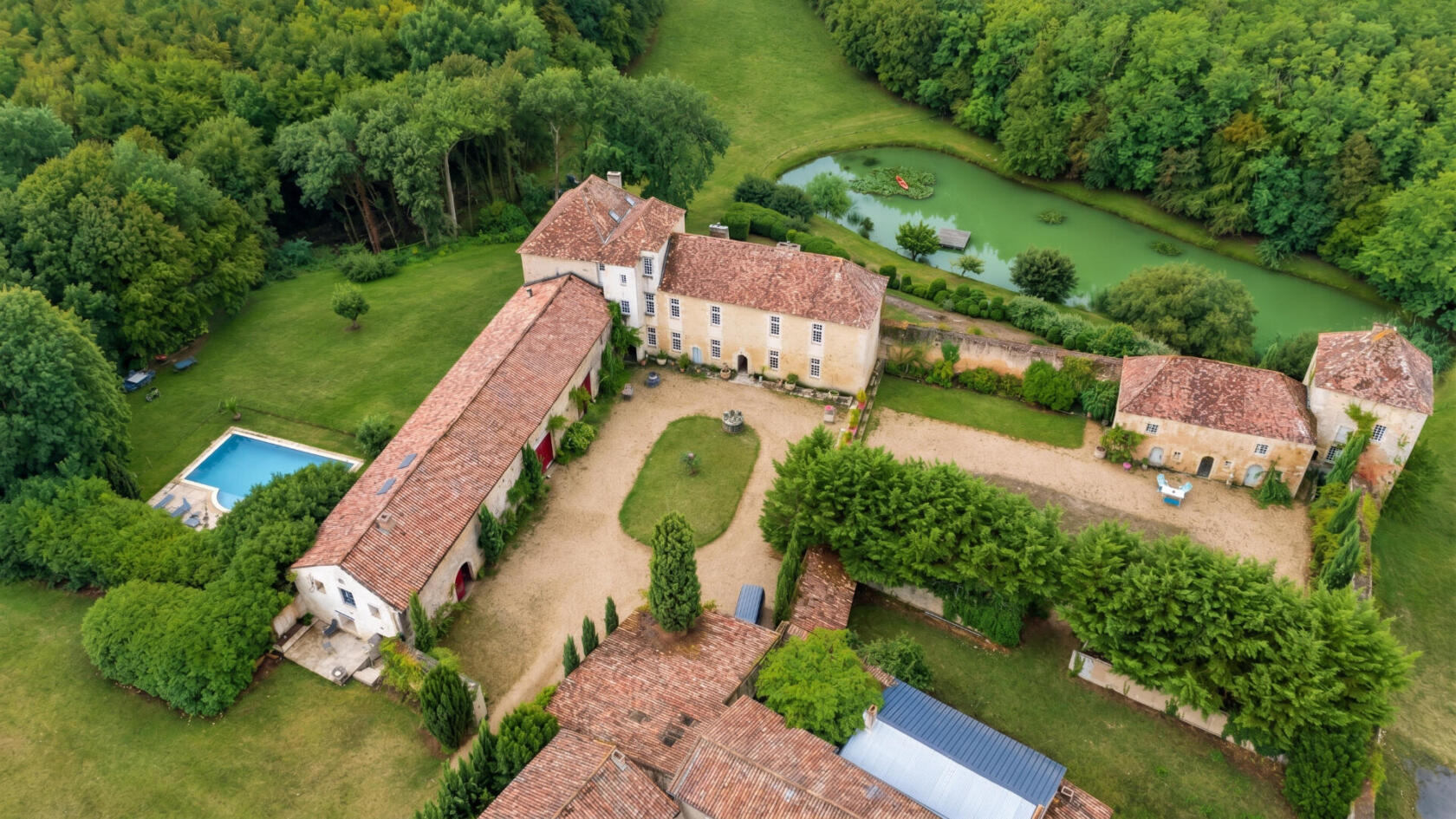 Maison 19 pièces 460 m² · à Liniers · 460 m² · 1 680 000 €