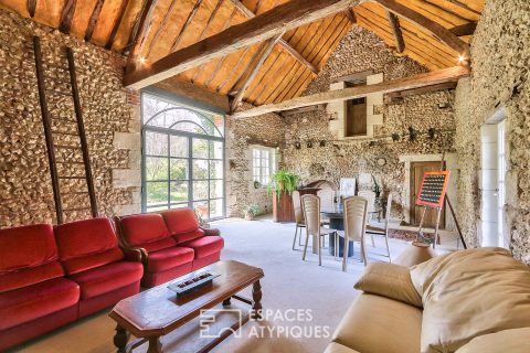 Maison avec grange cathédrale dans un cadre verdoyant