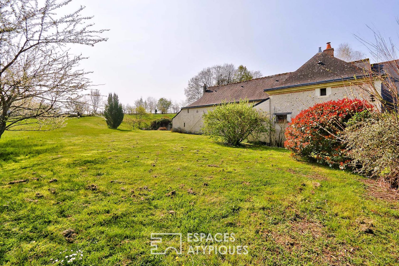 Maison avec grange cathédrale dans un cadre verdoyant