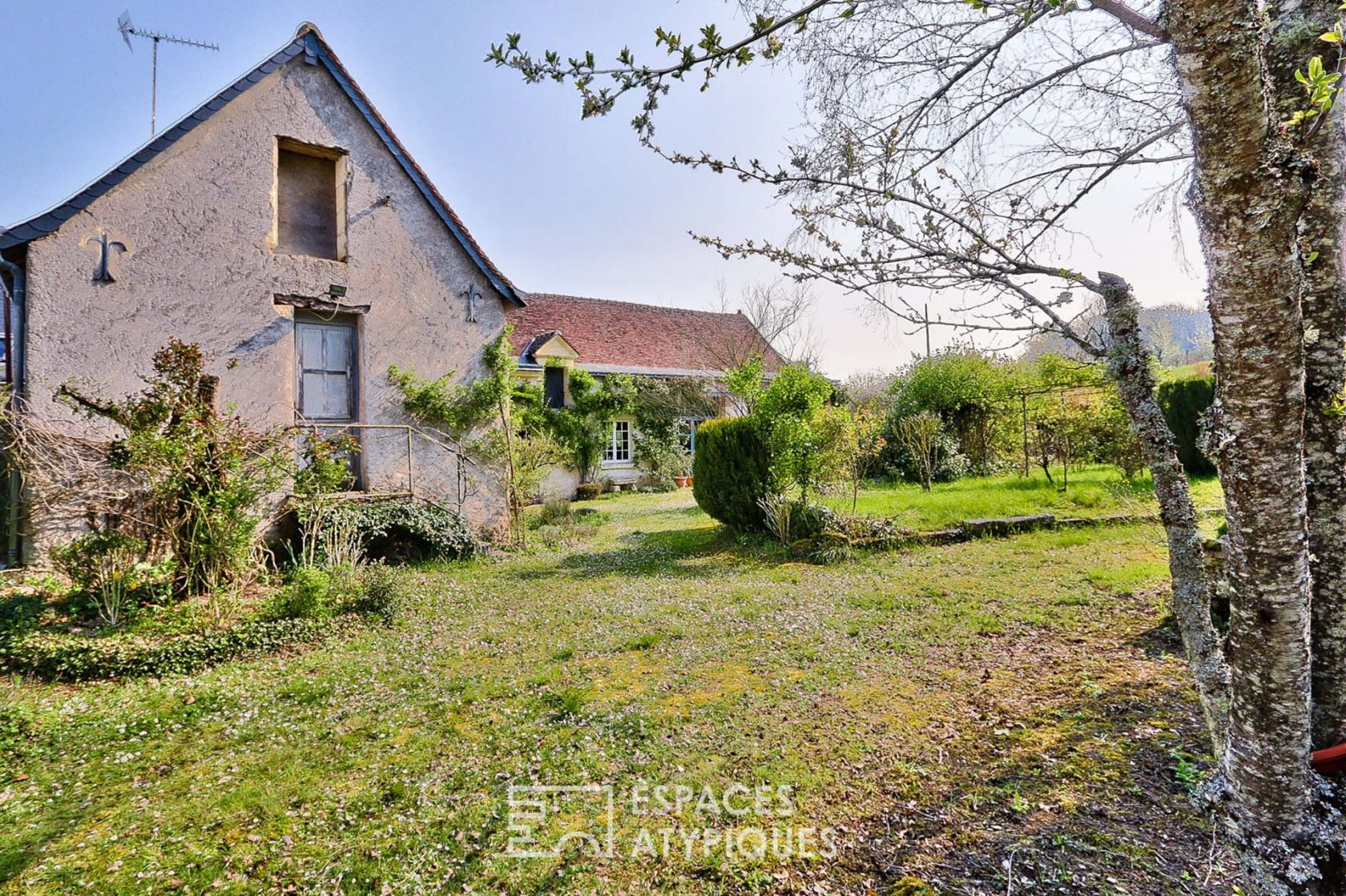 Maison avec grange cathédrale dans un cadre verdoyant