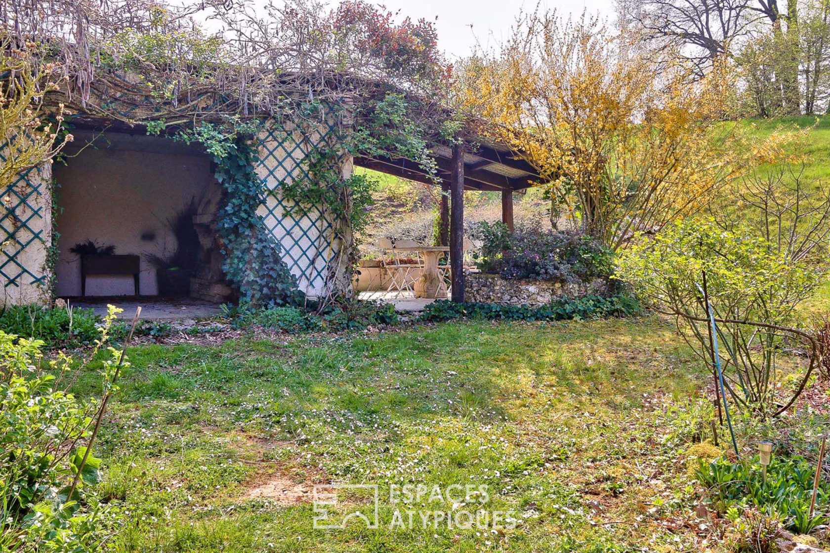 Maison avec grange cathédrale dans un cadre verdoyant