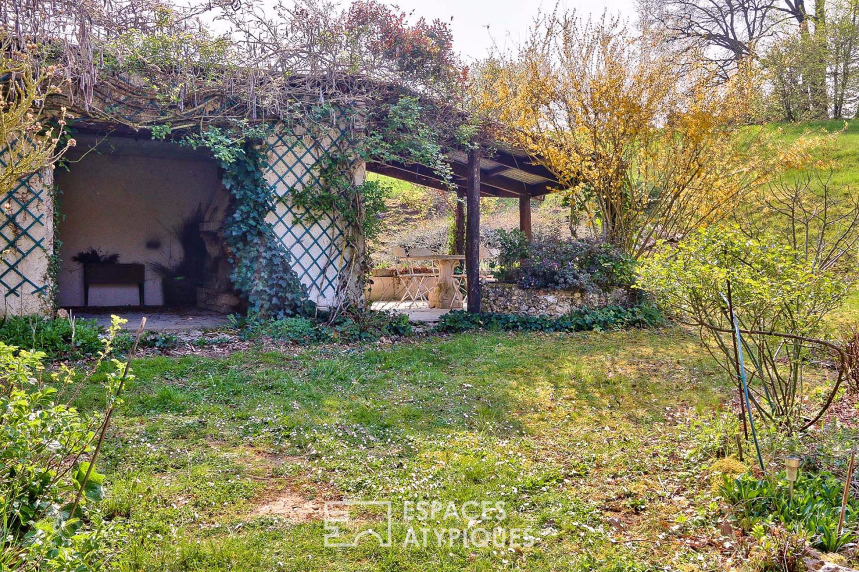 Maison avec grange cathédrale dans un cadre verdoyant