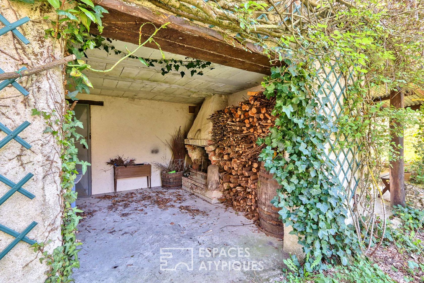 Maison avec grange cathédrale dans un cadre verdoyant