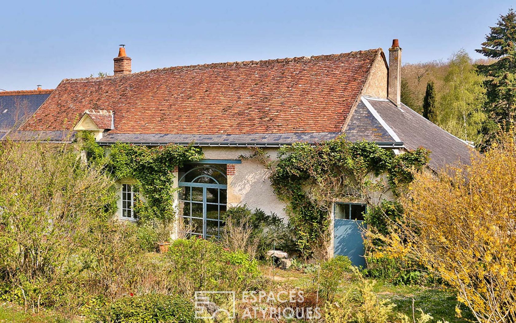 Maison avec grange cathédrale dans un cadre verdoyant