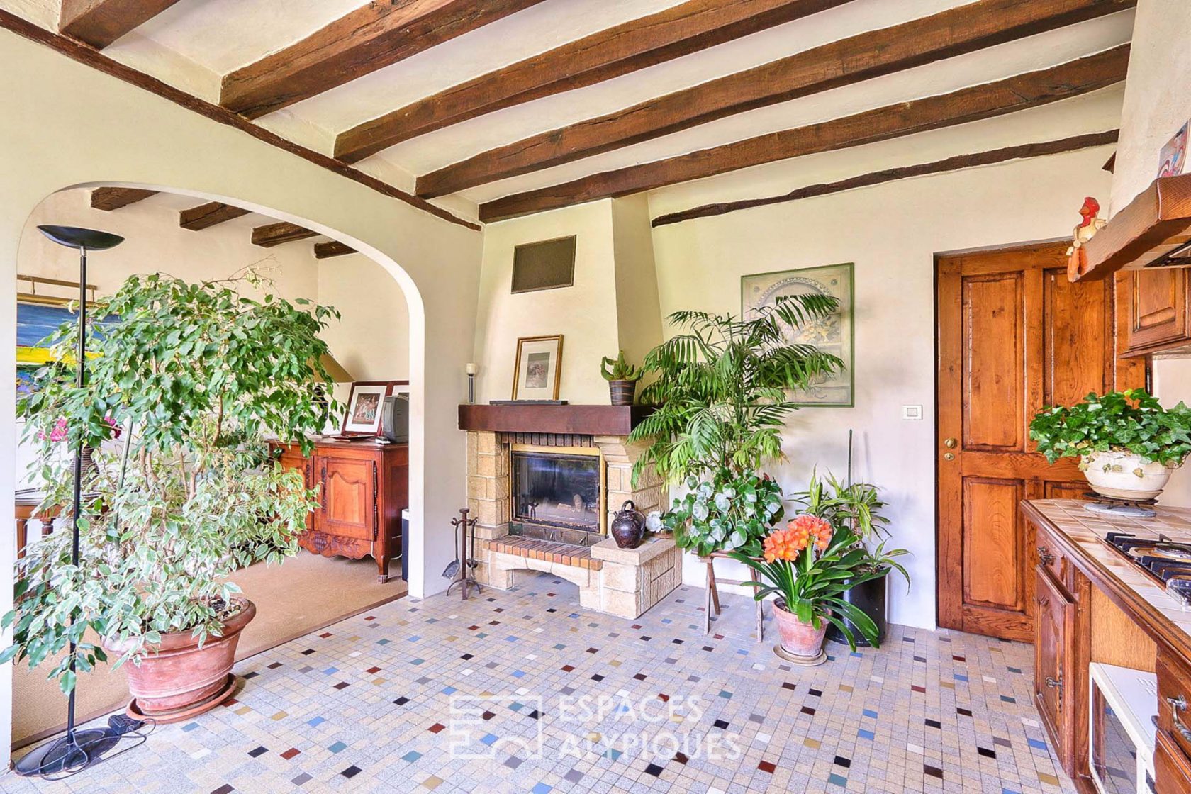 Maison avec grange cathédrale dans un cadre verdoyant