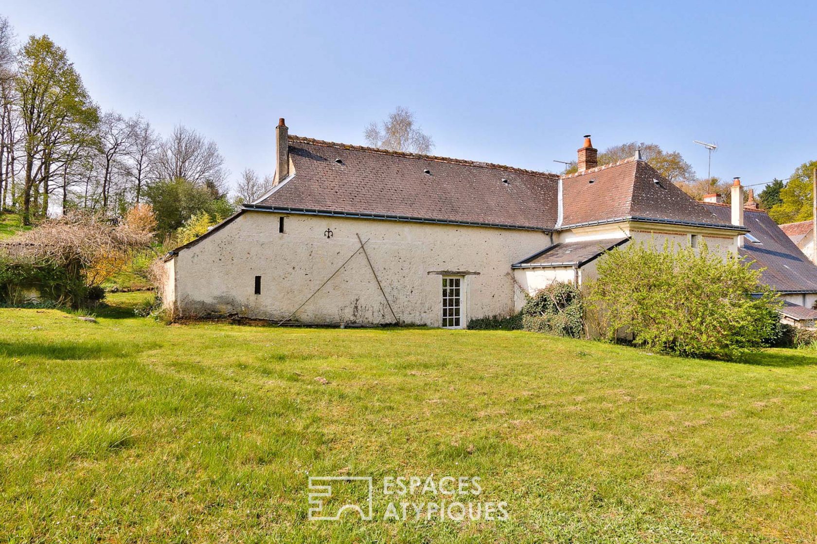 Maison avec grange cathédrale dans un cadre verdoyant