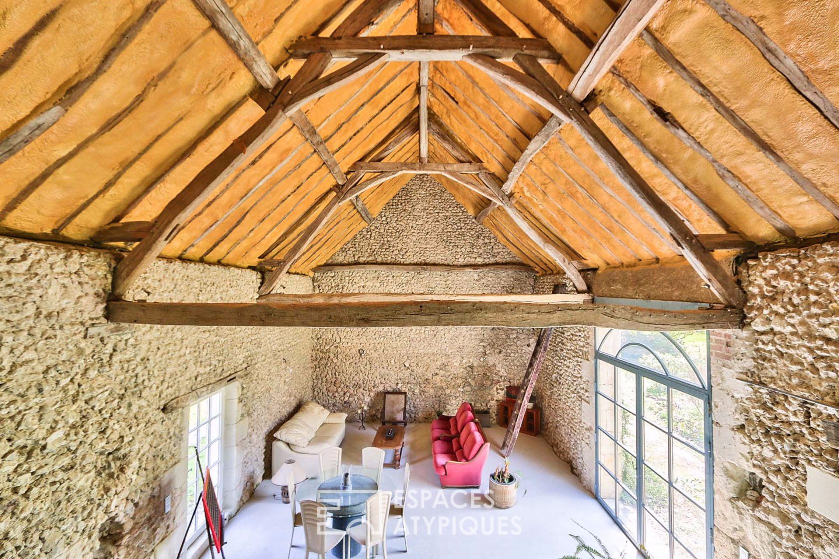 Maison avec grange cathédrale dans un cadre verdoyant