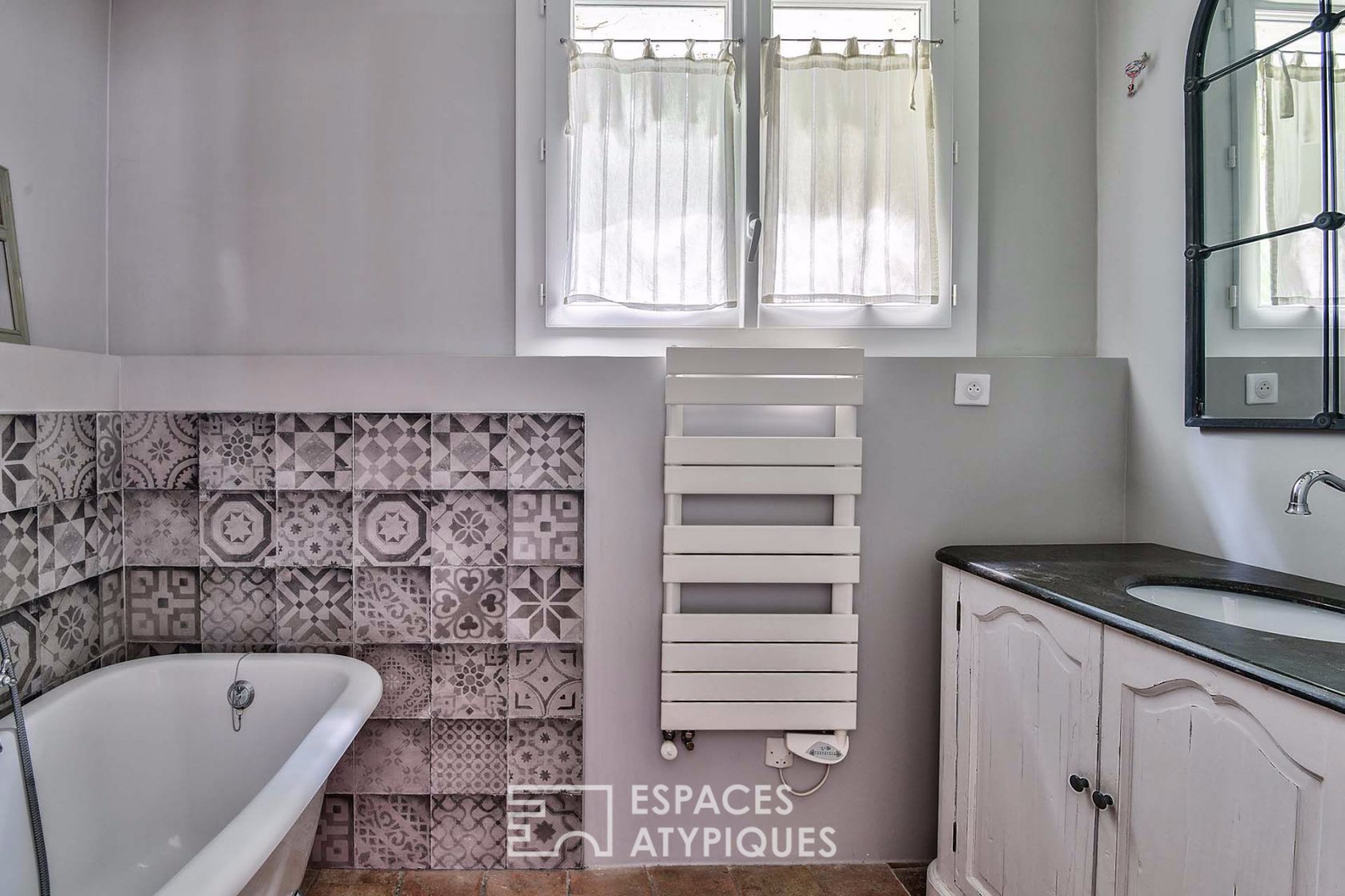 Duo inattendu d’une maison cubique et d’une bâtisse du XVIIIe