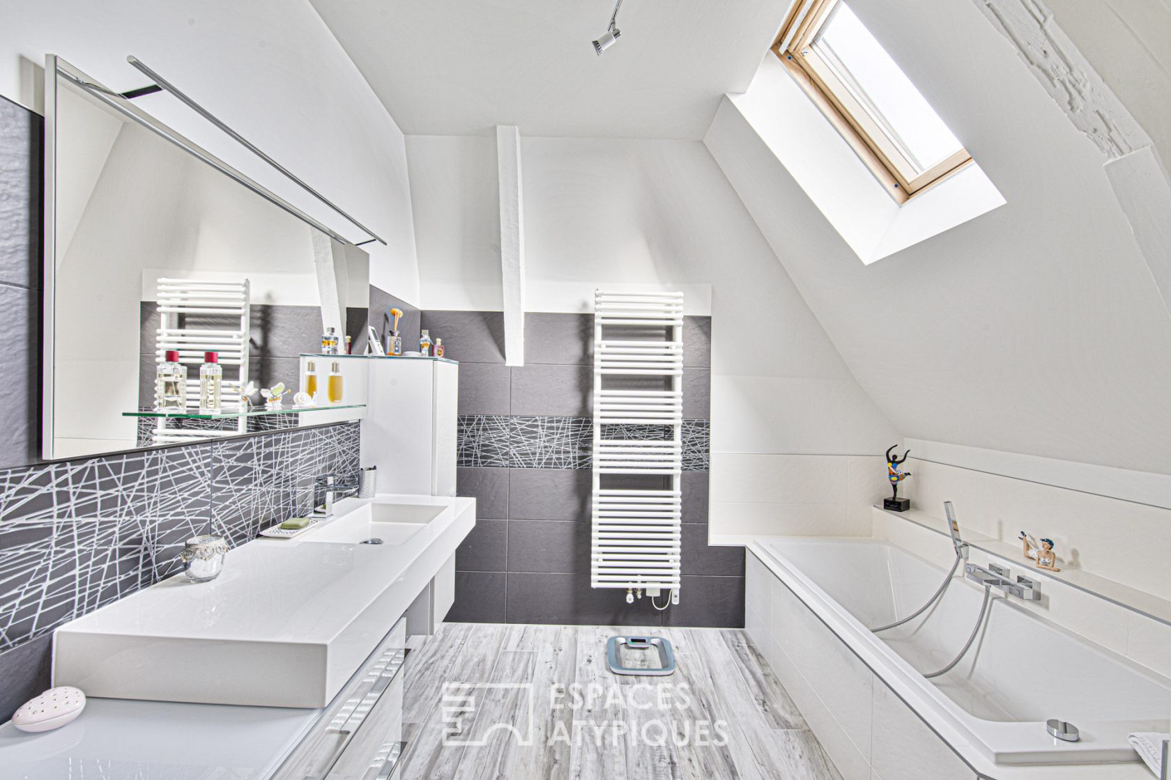 Maison bourgeoise joliment rénovée avec piscine