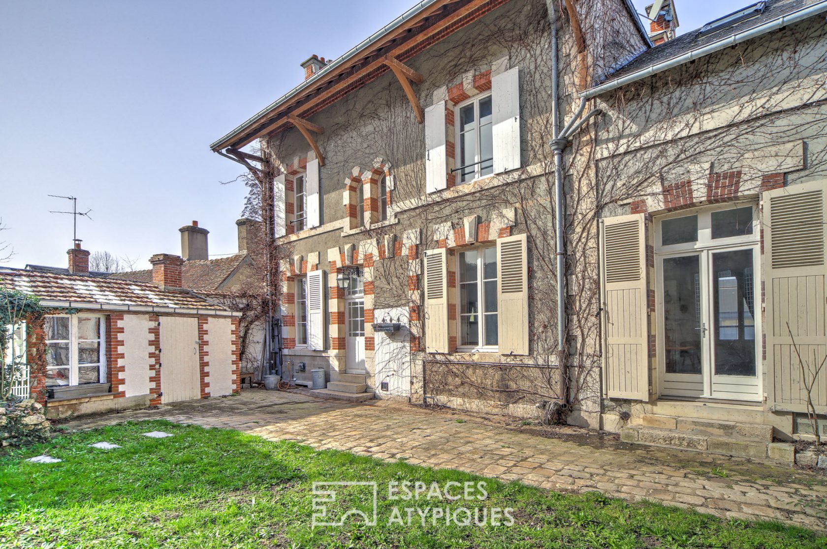 Maison de maître rénovée avec jardin, au coeur d’un village
