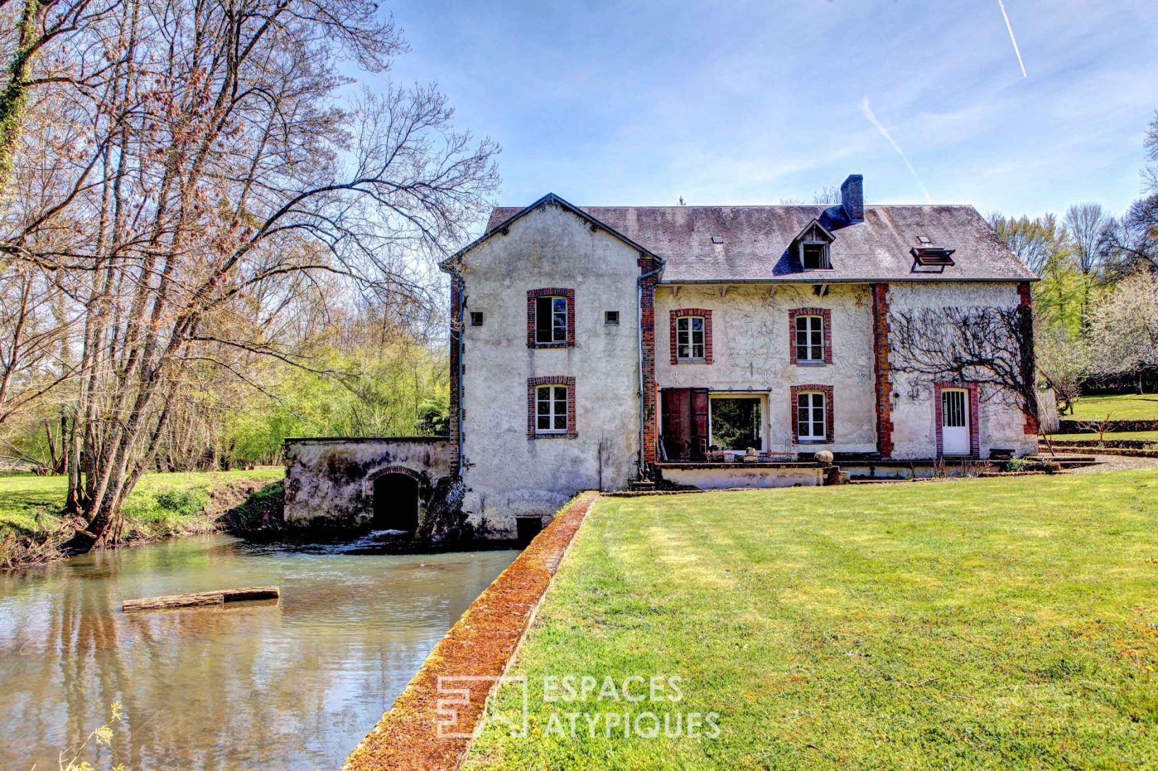 Ancien moulin à eau au coeur de la nature
