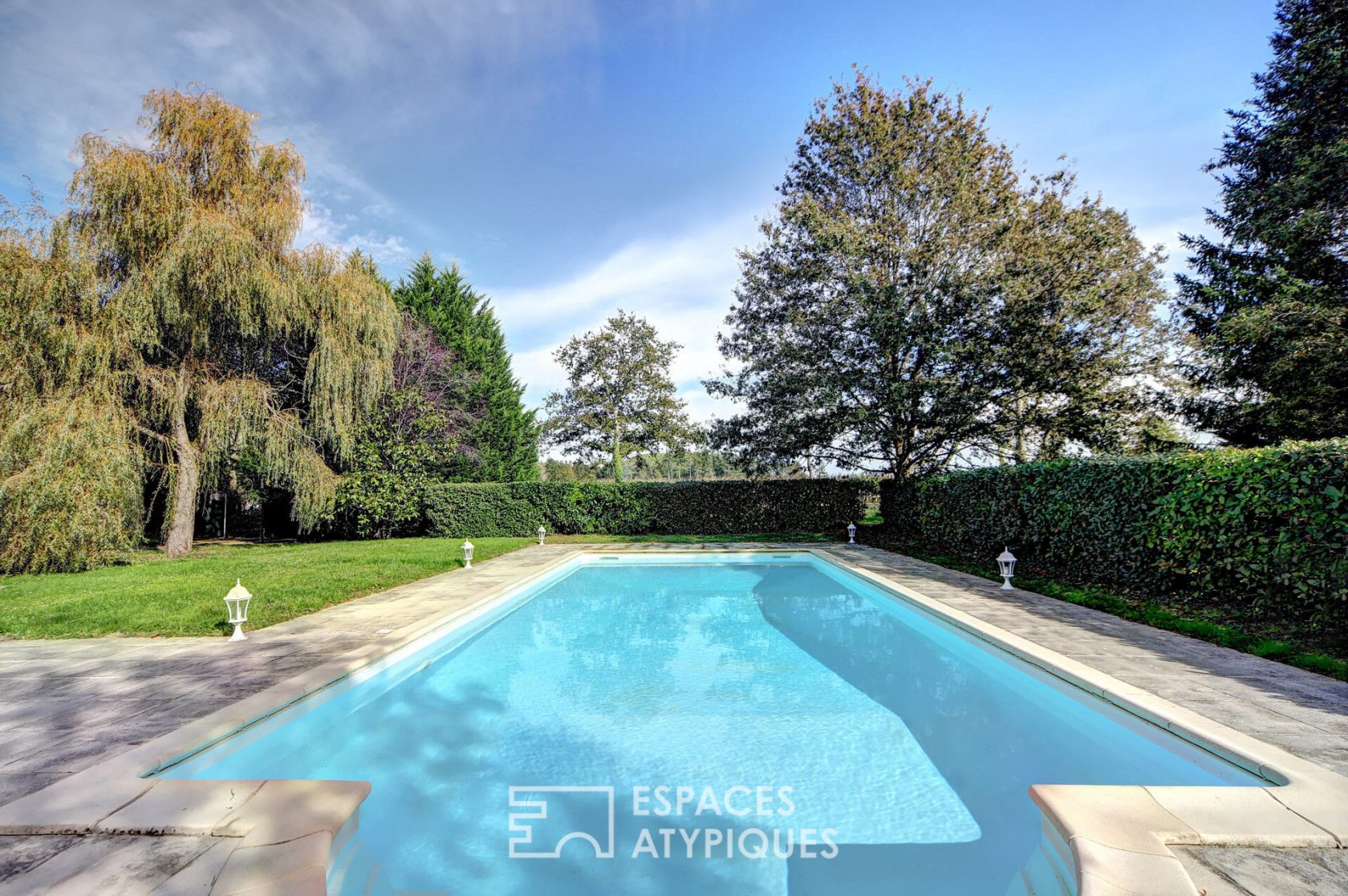 Propriété avec piscine et étangs dans un écrin de verdure