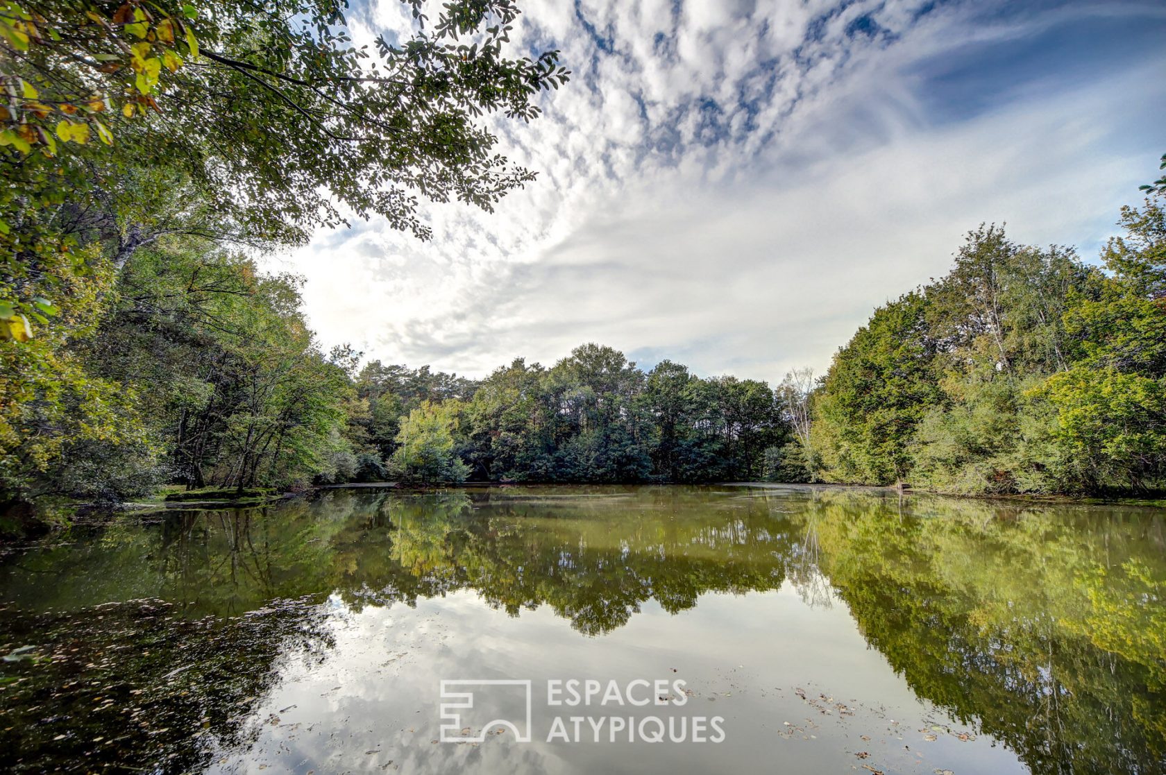 Propriété avec piscine et étangs dans un écrin de verdure