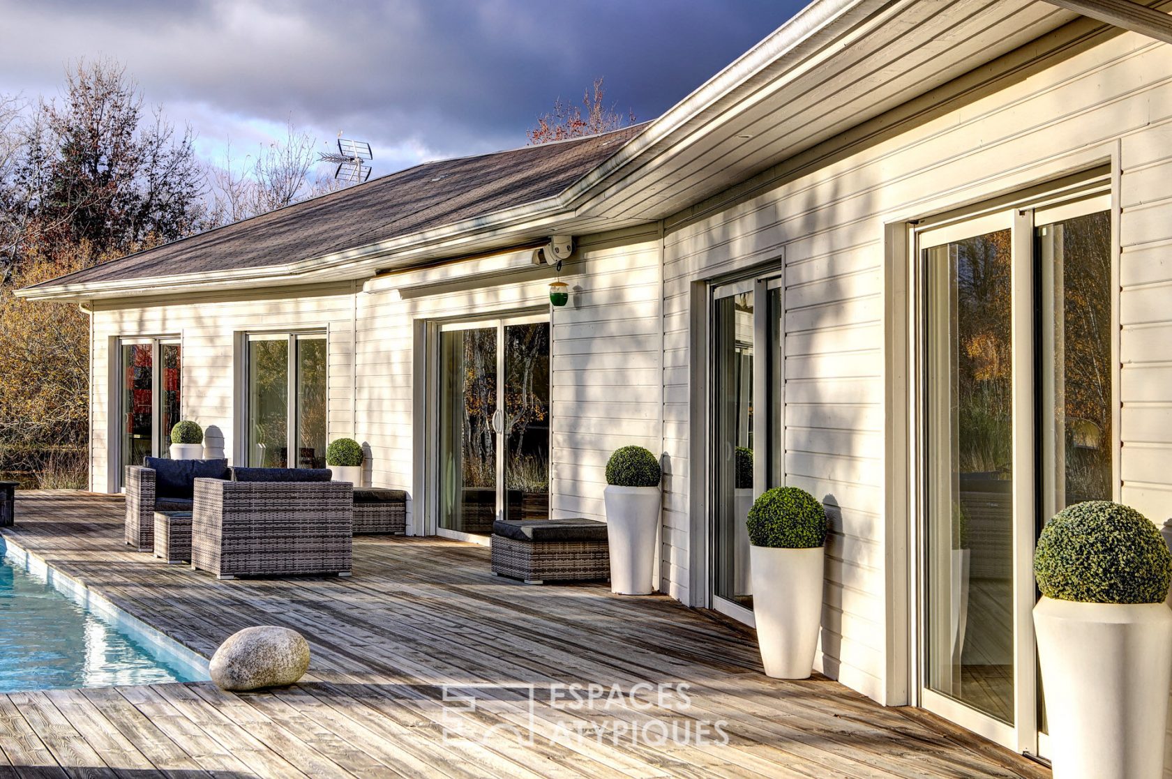 Maison contemporaine ossature bois avec piscine et gîtes
