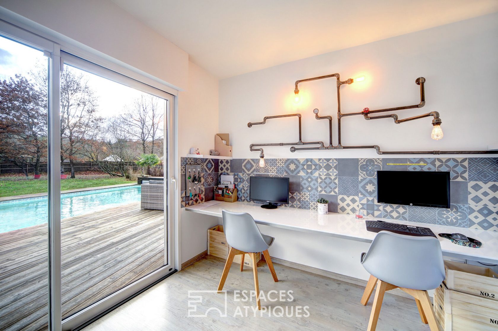 Maison contemporaine ossature bois avec piscine et gîtes