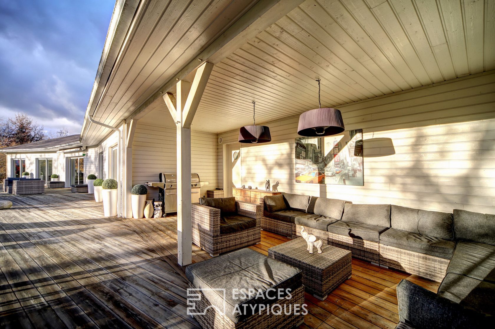 Maison contemporaine ossature bois avec piscine et gîtes