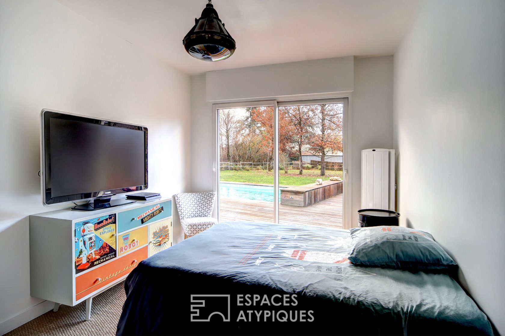 Maison contemporaine ossature bois avec piscine et gîtes