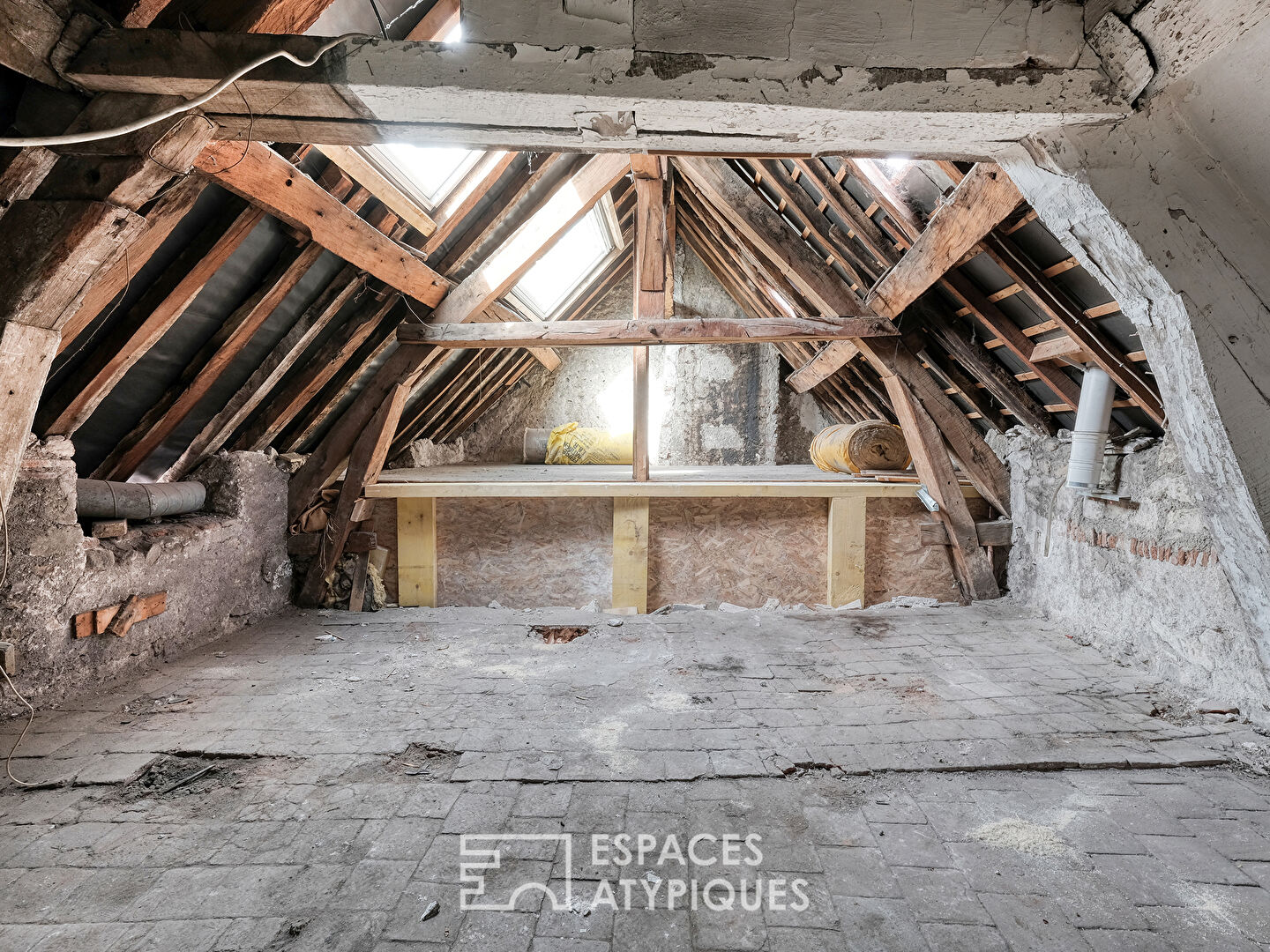 Triplex avec terrasse, proche de La Loire, à réhabiliter
