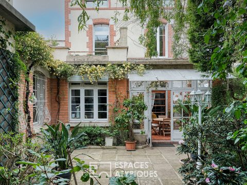 Maison bourgeoise et son jardin luxuriant
