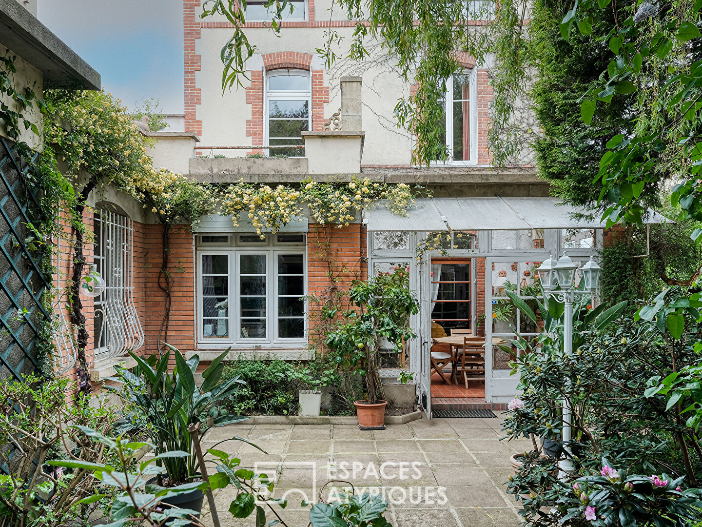 Maison bourgeoise et son jardin luxuriant