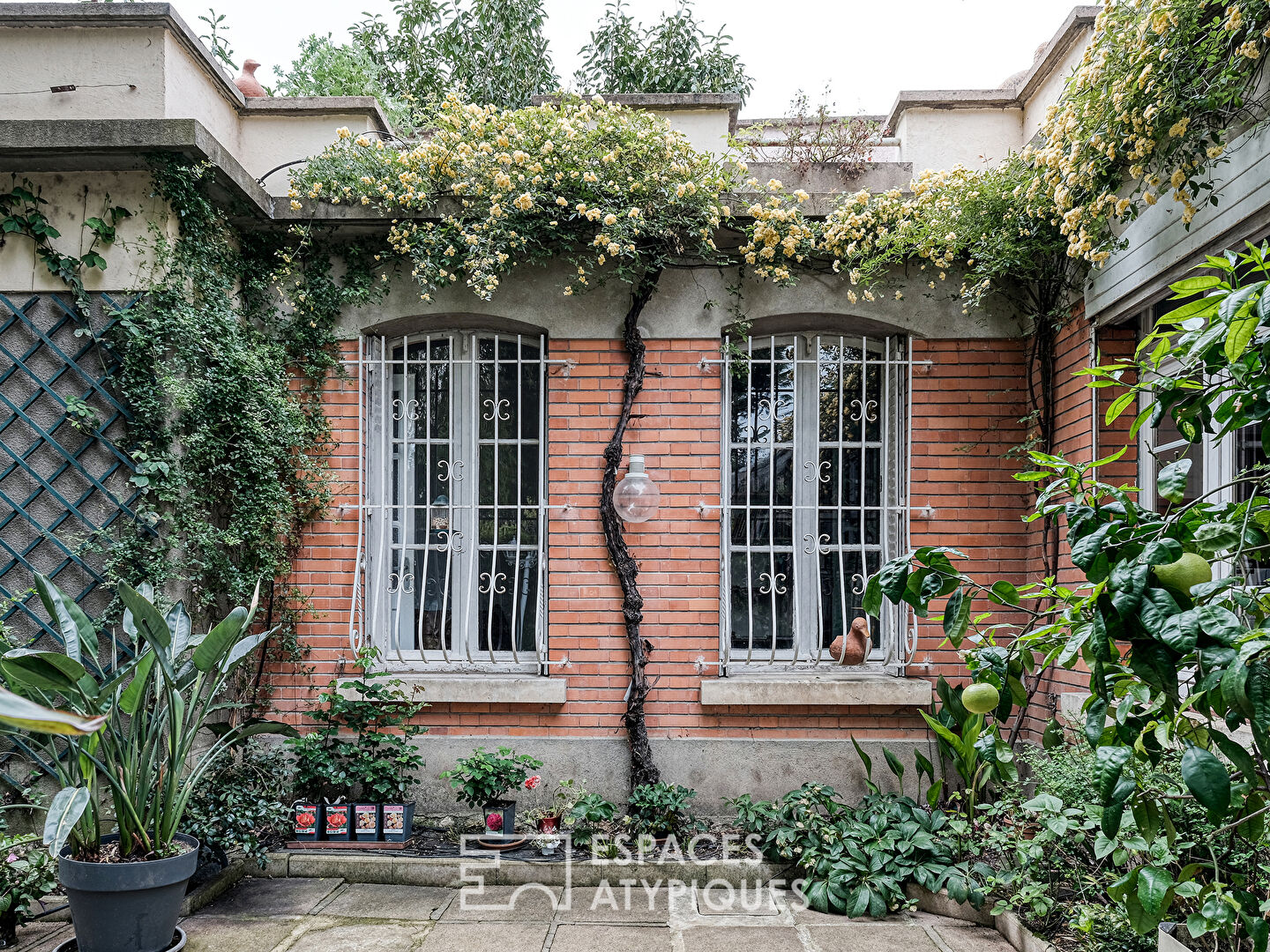 Maison bourgeoise et son jardin luxuriant