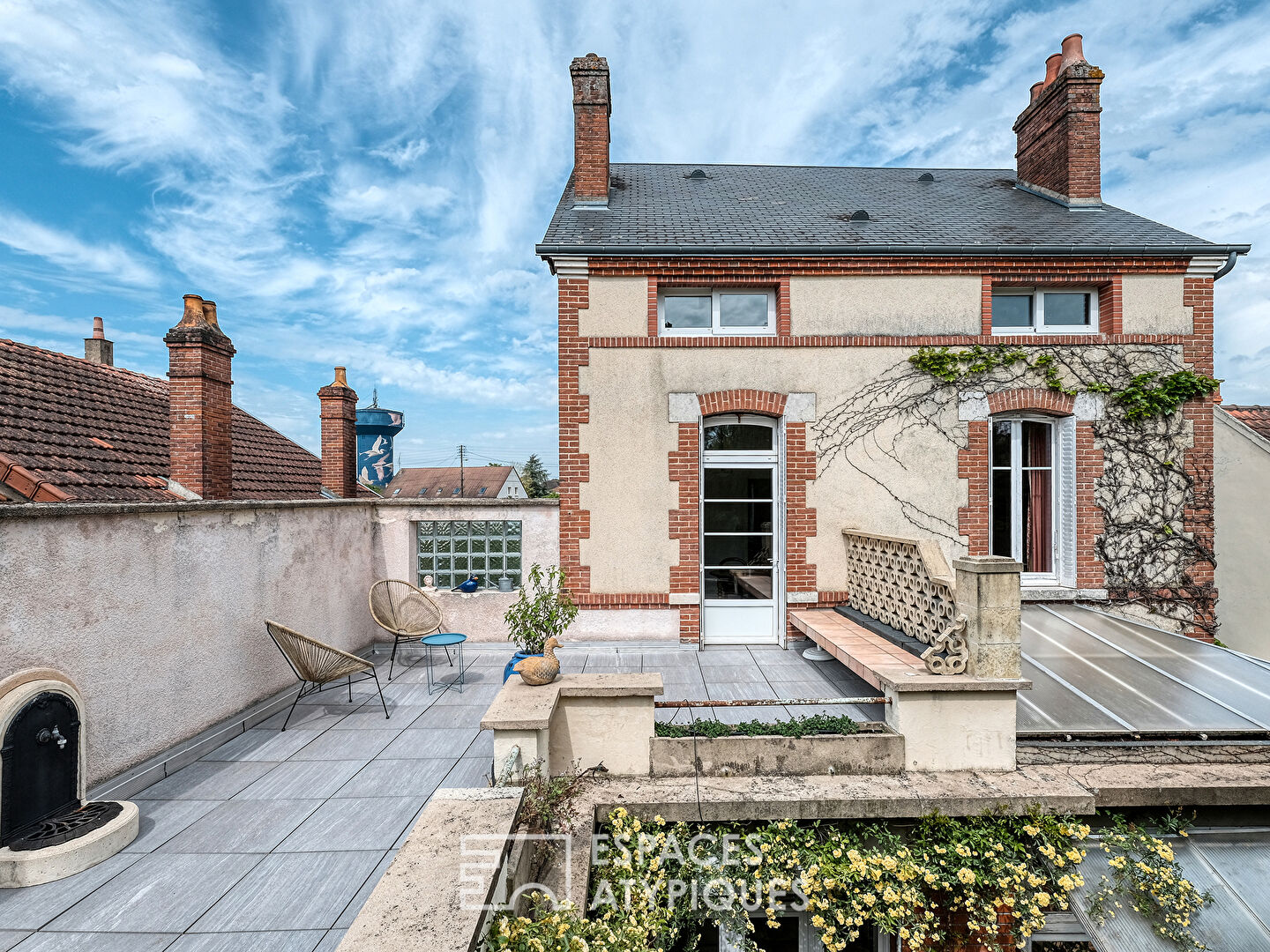 Maison bourgeoise et son jardin luxuriant