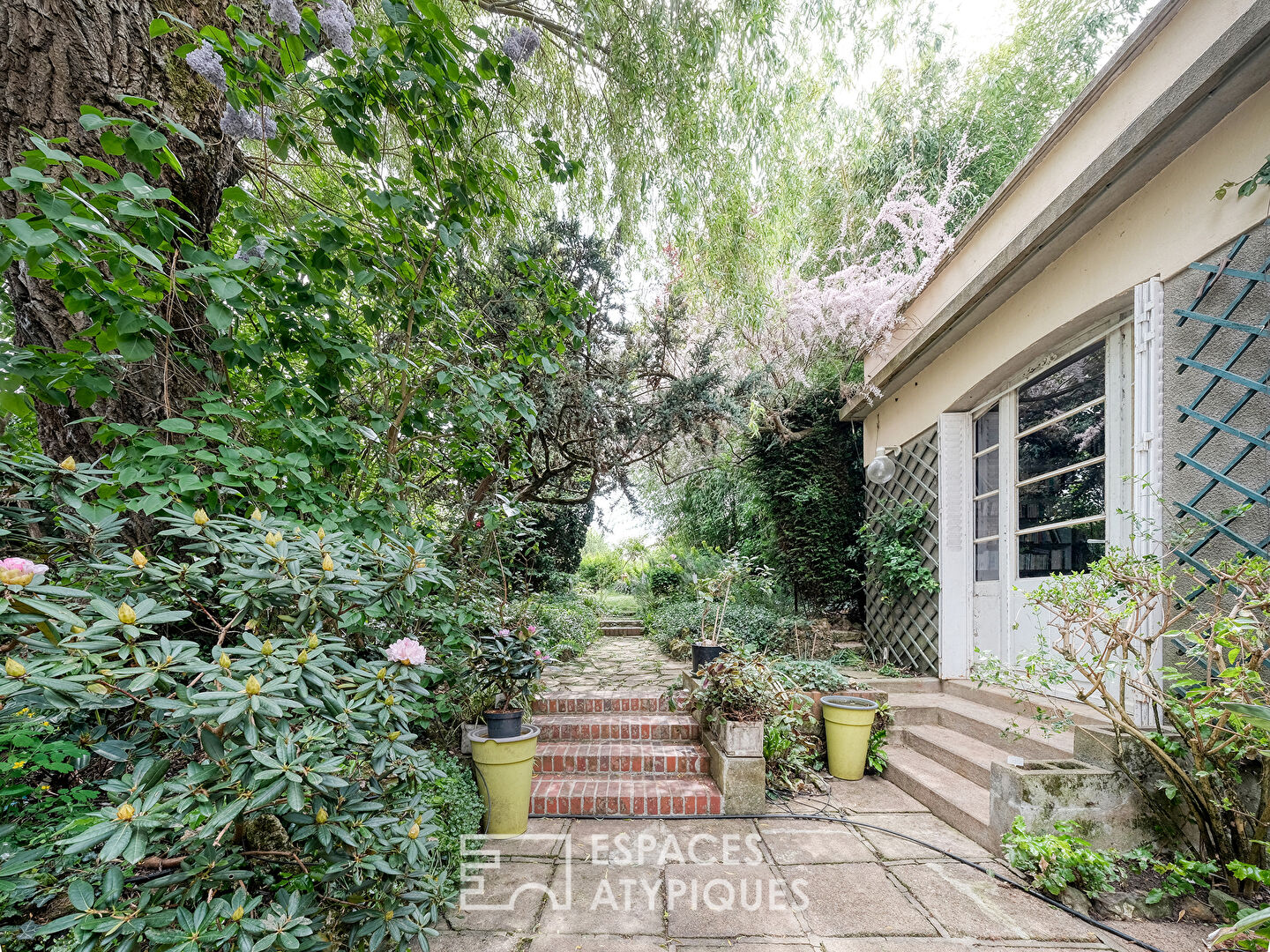 Maison bourgeoise et son jardin luxuriant