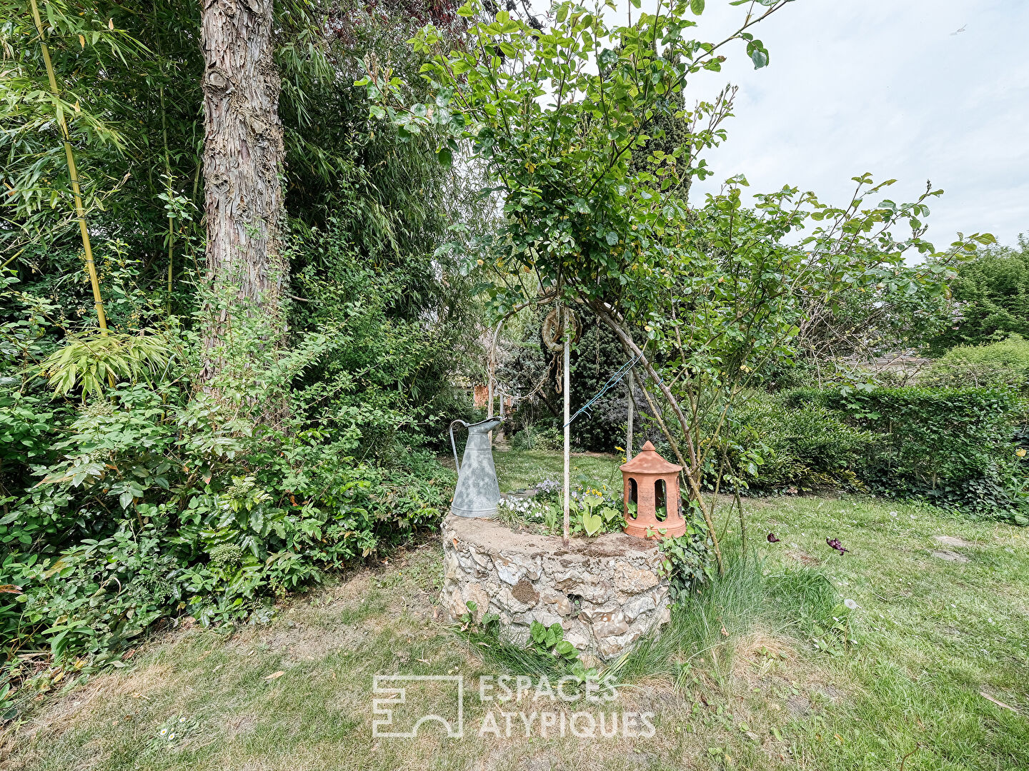 Maison bourgeoise et son jardin luxuriant