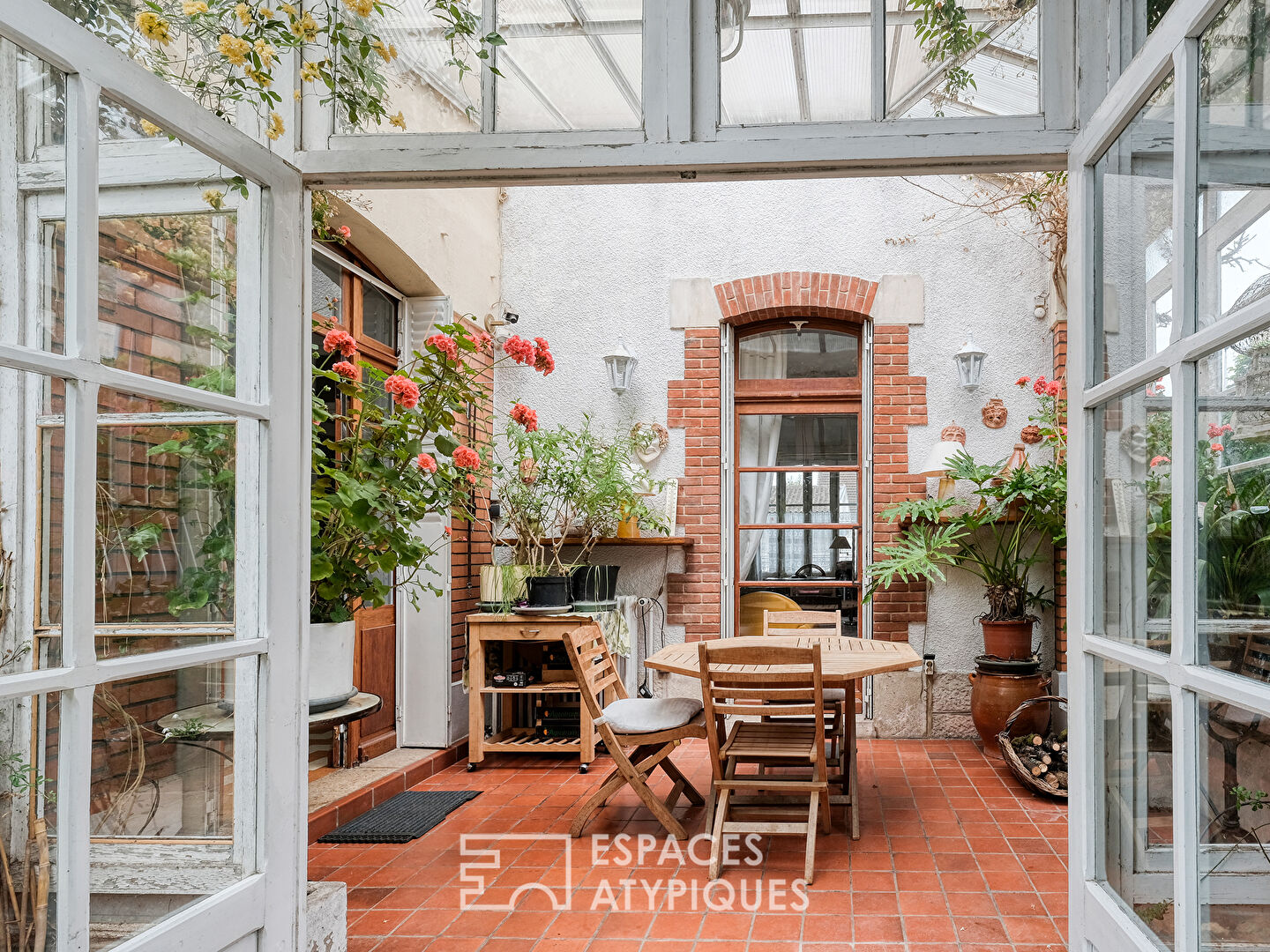 Maison bourgeoise et son jardin luxuriant
