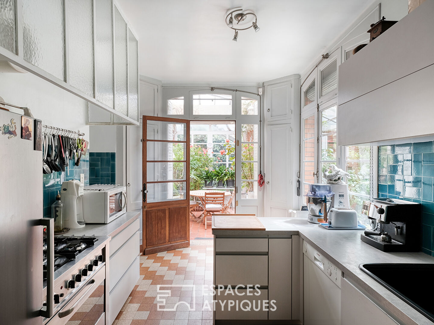 Maison bourgeoise et son jardin luxuriant