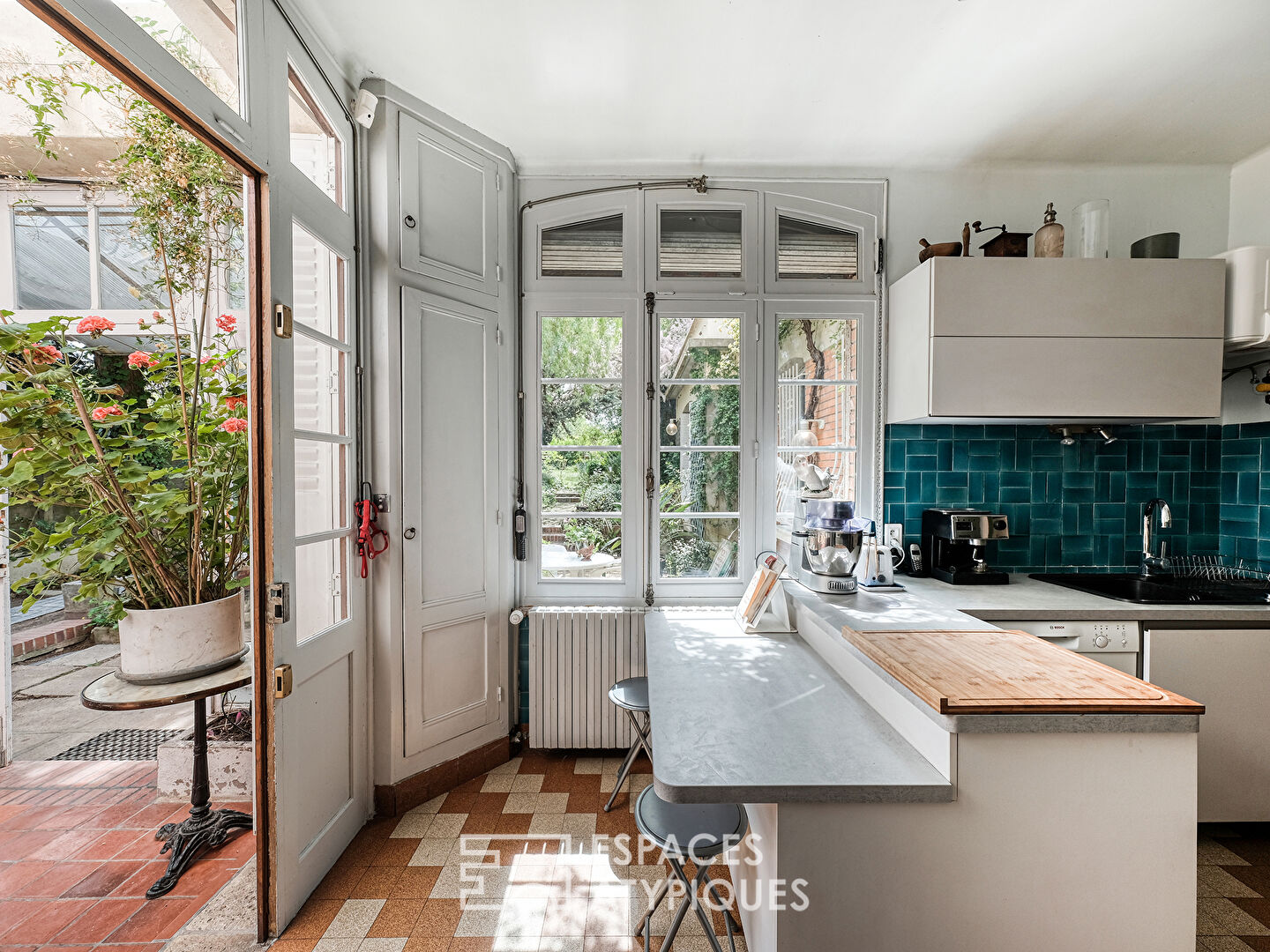 Maison bourgeoise et son jardin luxuriant