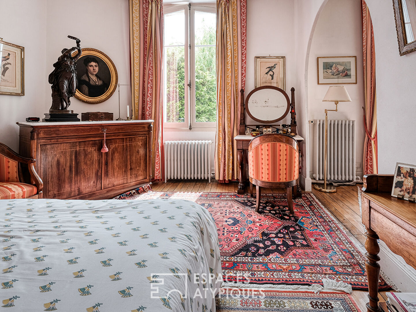 Maison bourgeoise et son jardin luxuriant