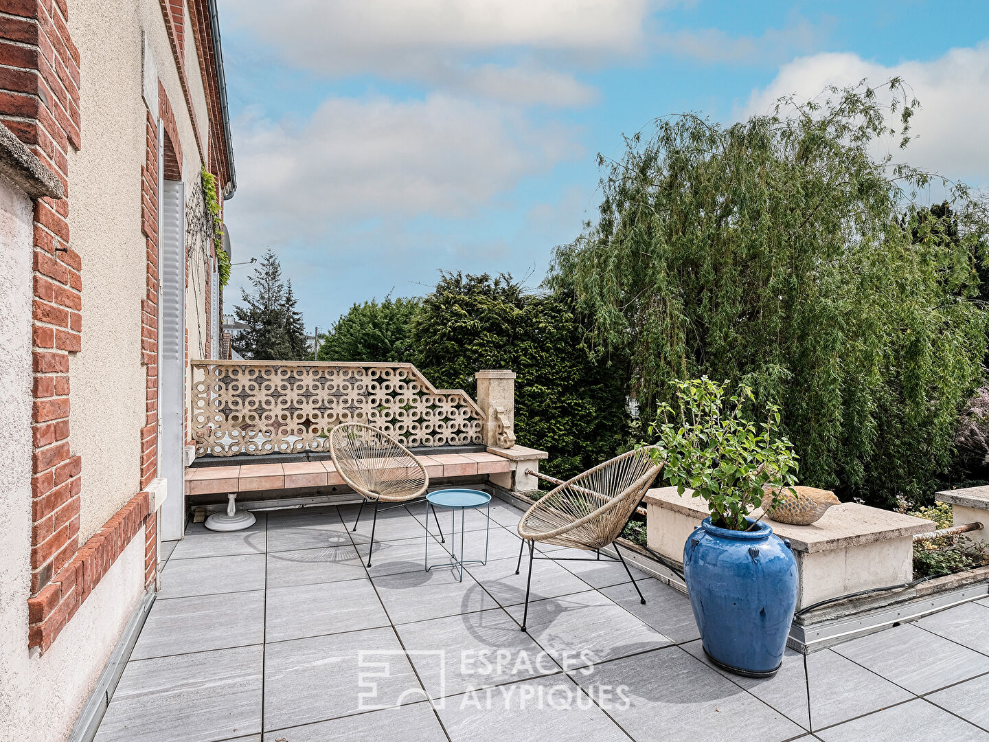 Maison bourgeoise et son jardin luxuriant