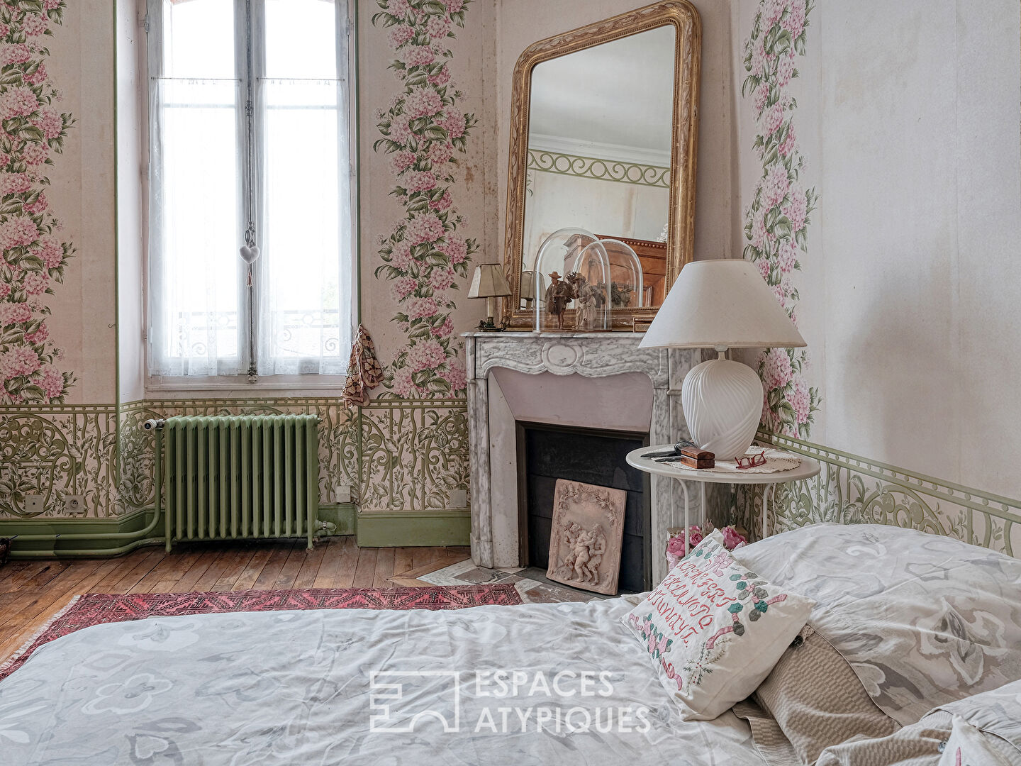 Maison bourgeoise et son jardin luxuriant