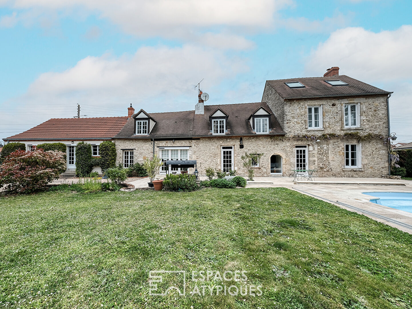 Charmante maison familiale en pierre avec piscine