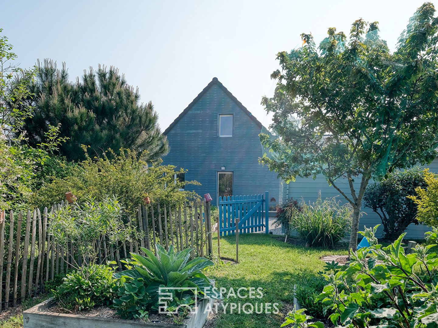 Maison à ossature bois au jardin paysager